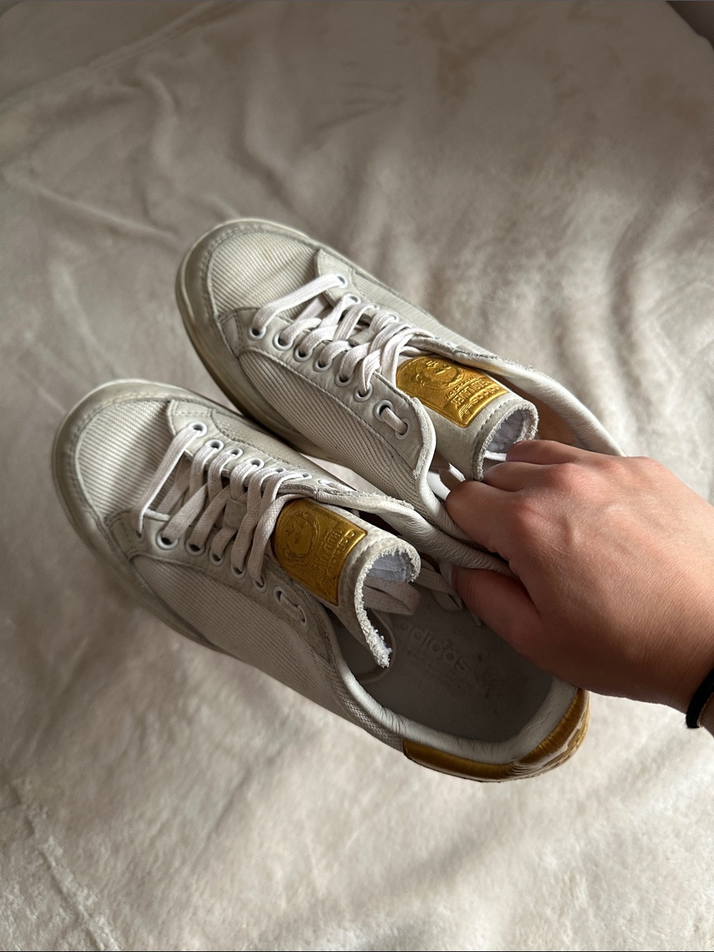 Classic White/Gold Leaf Adidas Rod Laver M6 W7.5